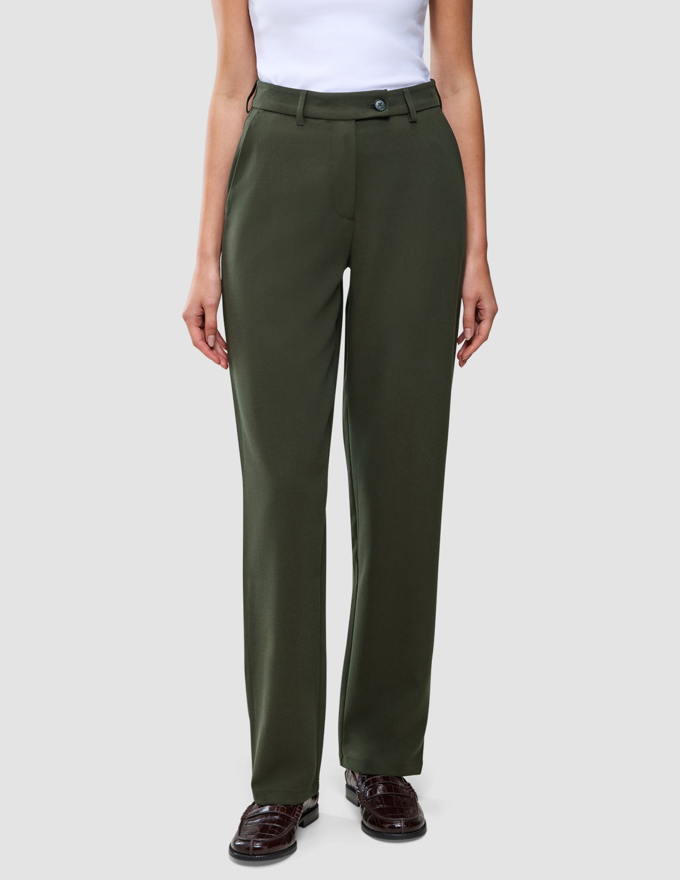Damenhose GO2 Straight Dusty Olive in Olivgrün, mit geradem Bein, Knopfverschluss und Gürtelschlaufen, gefertigt aus Doubleface-Material.
